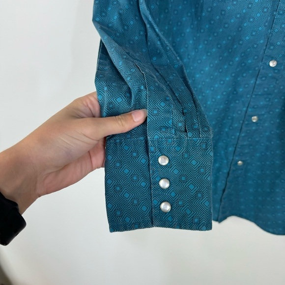 Wrangler Pearl Snap Blue Teal Geometric Long Sleeve Button Down Western Rodeo - Picture 3 of 4